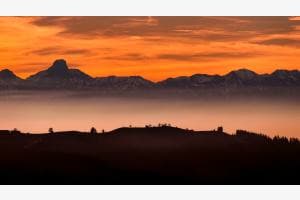 Die Bergkette im Abendrot, 7.1.2023, im Emmental Die Bergkette im Abendrot, 7.1.2023, im Emmental
