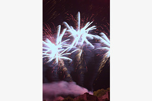 Feuerwerk zum Jugendfest 2023 über Schloss Lenzburg