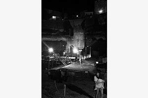 Moderne und Antike (Römisches Theater Volterra)