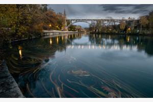 kreisende Herbstblätter vor Kirchenfeldbrücke kreisende Herbstblätter vor Kirchenfeldbrücke