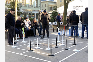 Spielkultur auf dem Bärenplatz in Bern  -Mühlespiel oder "Nüni-Zieh"