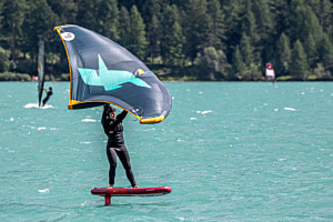 Wing Foiling auf dem Silvaplanersee Wing Foiling auf dem Silvaplanersee