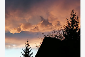 Wilde Wolkenformation vor dem Sonnenuntergang