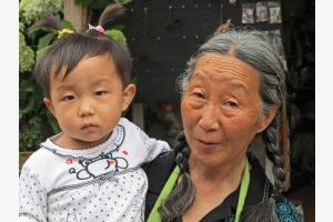 Grossmutter mit Enkelin aus Jingdezhen in China