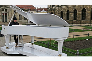 Einsamer Pianist Einsamer Pianist