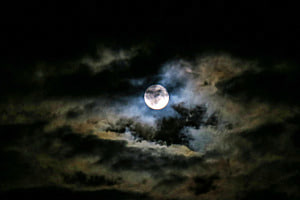 Vollmond im Schatten der Wolken
