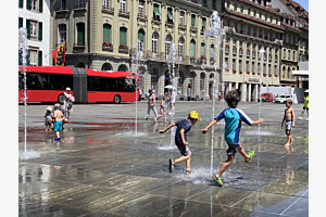 Mitten in Bern - Wasserspiel auf dem Bundesplatz - für jung und alt