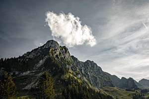 Zirren und eine Cumuluswolke in der Brecca