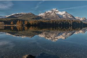Die Bergwelt im Oberengadin, gespiegelt im Silsersee