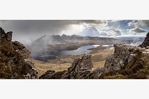 Vorbeiziehende Schneefront" auf dem (extrem windigen) Stac Pollaidh, Assynt, Schottland