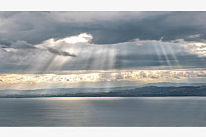 Wolken mit Lichtstimmung über dem See