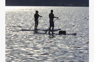 Stand- up Paddeln bei Sonnenuntergang am Murtensee