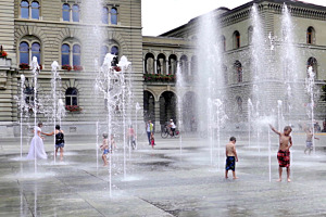 Sommer - Wasserspiel auf dem Bundesplatz - zum Gaudi von Jung und Alt