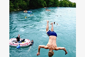 Sommerhitze -Sprung in die Aare -
