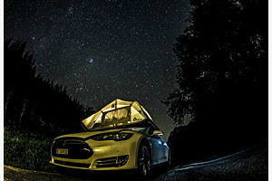 Tesla mit Dachzelt