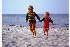 Gebrüder beim herumtollen am Strand