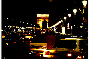 Paris leuchtet in der Dunkelheit