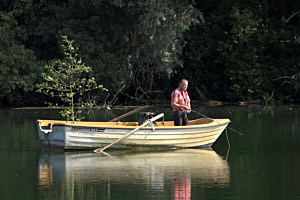 Mann mit Boot und Baum