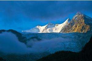Sonnenaufgang über dem Riedgletscher VS Sonnenaufgang über dem Riedgletscher VS