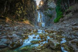 FRÜHLINGSWASSERFALL