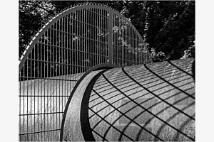 Gitterschatten an einem grossen Wasserrohr