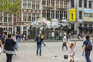 Spaßfaktor mit Seifenblasen in der City von Gent Spaßfaktor mit Seifenblasen in der City von Gent