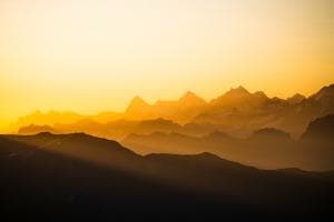 Berner Alpen bei Sonnenaufgang