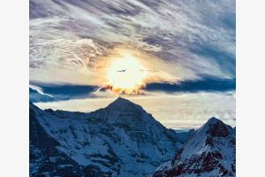Sonnenkugel über der Jungfrau Sonnenkugel über der Jungfrau