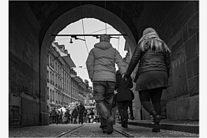 Passanten beim Käfigturm