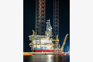 Esbjerg/DK - Hochsee-Rig bei Nacht Esbjerg/DK - Hochsee-Rig bei Nacht