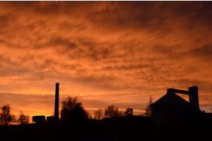 Brennender Himmel über der Zuckerfabrik