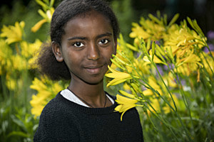 Eritreisches Mädchen mit Lilien Eritreisches Mädchen mit Lilien