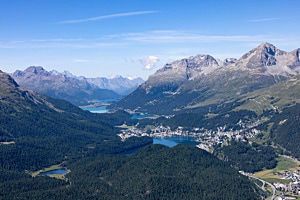 Seenlandschaft im Oberengadin. Aufgenommen vom Muottas Muragl. Höhe 2454 m