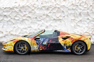Spiderman im Ferrari