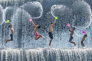 wasserspiel im wasserfall in bali