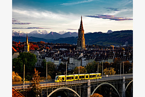 Das YB Tram in der Abendendämmerung
