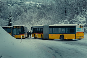 Postautos stecken im Schnee fest