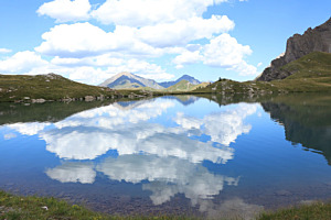 Wolken im Bergsee