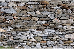 Mauerwerk einer Tessiner Alphütte