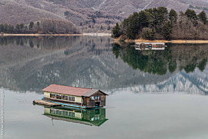 Fischerhütten auf dem See Hibara - Japan 04.2024