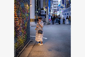 Das Mobilgerät im Fokus (Tokio/Shinjuku)