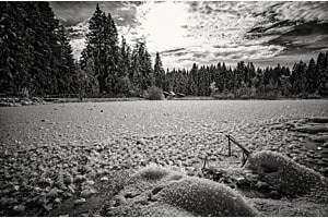 Gefrorener Moorsee