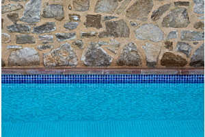 Kontrastreicher Swimming-Pool
