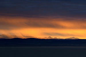 Regenschauer bei Sonnenuntergang - einmal nicht grau sondern orange