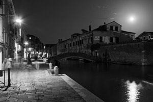 Spaziergang bei Vollmond in Venedig