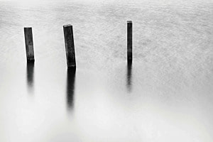 3 Pfähle im Wasser