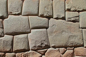 Der berühmte 12-eckige Stein in der Calle Hatunrumiyoc in Cuzco, Peru