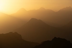 Niesen im Gegenlicht, im Hintergrund Eiger, Mönch und Jungfrau