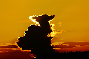 Sonnenuntergang hinter den Wolken