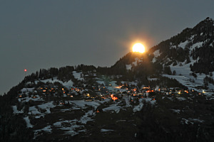 Weihnachtsmond hinter Feldis